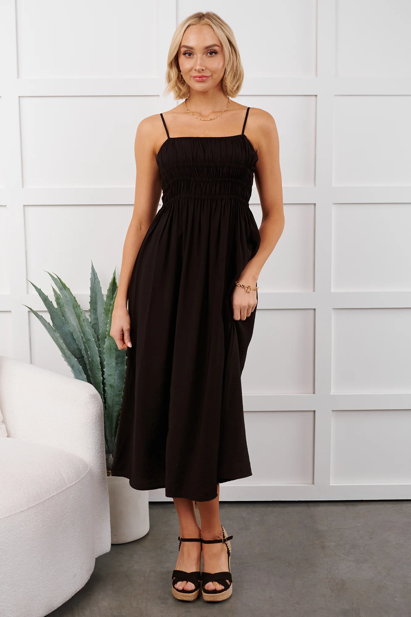 Major Flirt Sleeveless Smocked Midi Dress (Black)